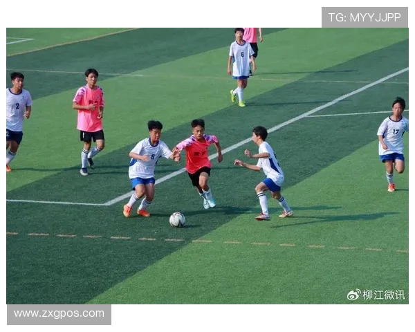 足球明星在绿茵场上挥洒汗水尽显风采与激情的奔跑瞬间